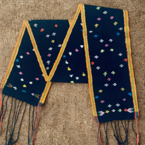 Selendang tenun khas Manggarai (NTT) Motif Bunga