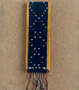 Selendang tenun khas Manggarai (NTT) Motif Bunga